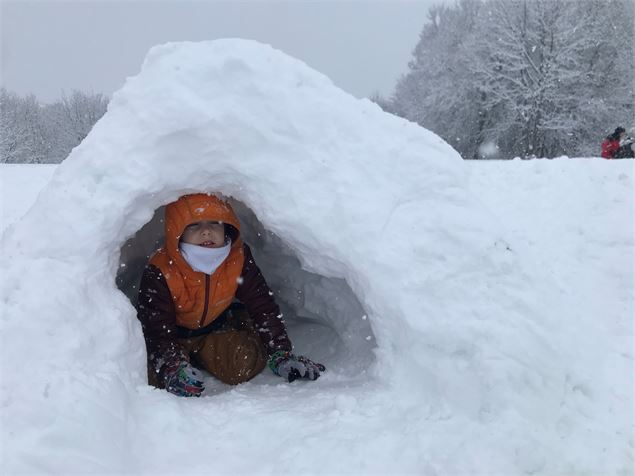 Enfant dans son igloo - OTICoeurdemaurienne