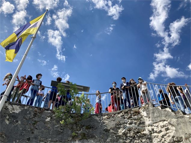 Scolaires au sommet de la Tour des comtes de Genève - OT La Roche-sur-Foron
