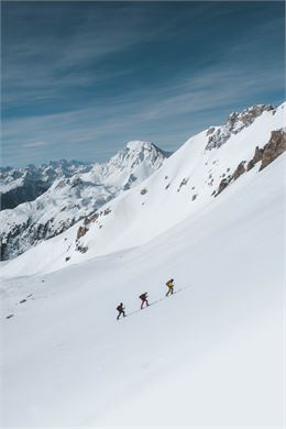 3 skieurs de randonnée en montée - G.Lavila - OTHMV