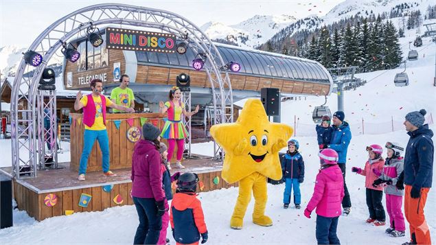 Mini Disco au pied d'une télécabine - Gemini AI