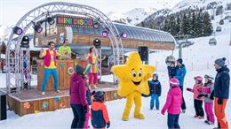 Mini Disco au pied d'une télécabine - Gemini AI