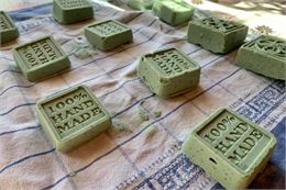 Confection de savon naturel & stick à lèvres au cacao