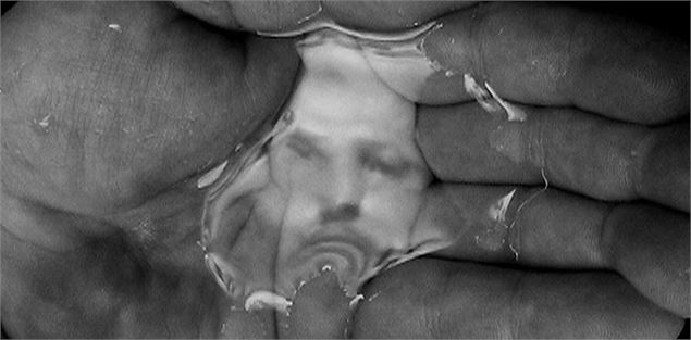 Images rémanentes de la disparition forcée – Vidéos de Óscar Muñoz (Colombie) et Vindhya Buthpitiya 