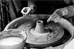 Vue serrée sur les mains - Office de tourisme