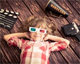 enfant entouré d'objets utilisés dans le cinéma - Sunny Studio