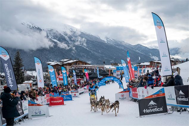 Attelage de chiens de traineaux au départ - A.Lombard - OTHMV