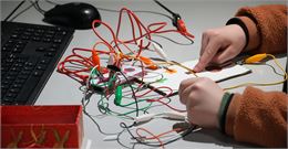 Un enfant teste le dispositif - La Turbine sciences