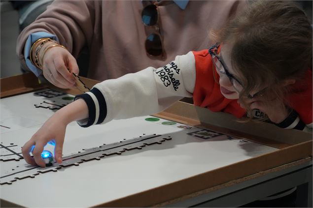 Atelier Ozobot, le robot suiveur de ligne_Annecy - Turbines sciences