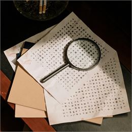 loupe avec codes secrets - Pexels