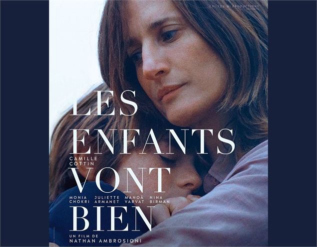 Camille Cottin serrant un enfant contre elle - Chi-Fou-Mi Productions