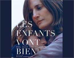 Camille Cottin serrant un enfant contre elle - Chi-Fou-Mi Productions