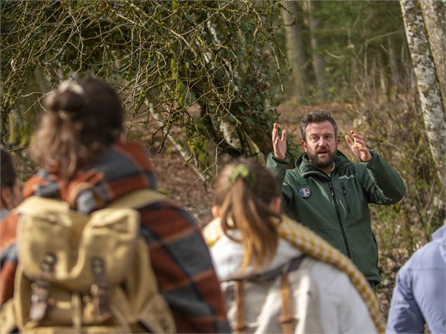 Animation par un garde forestier organisée à La Grande Jeanne, dans le Semnoz. - Ville d'Annecy
