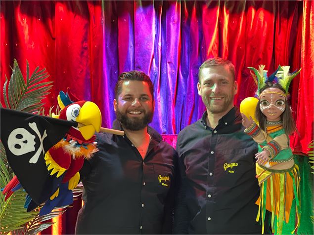 Guignol et Rio le majestueux perroquet - Rr