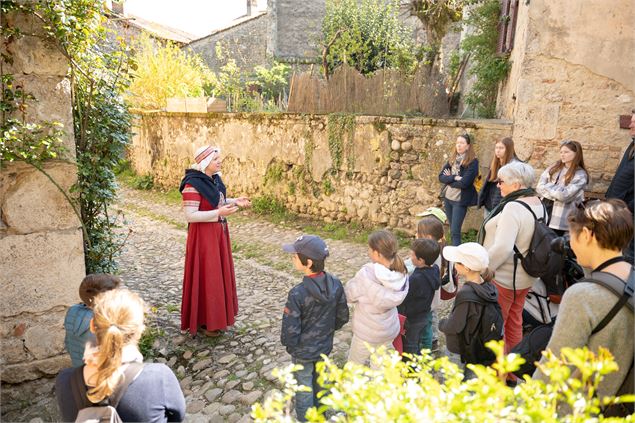 La dame de Pérouges et groupe - Marilou Perino