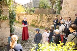 La dame de Pérouges et groupe - Marilou Perino
