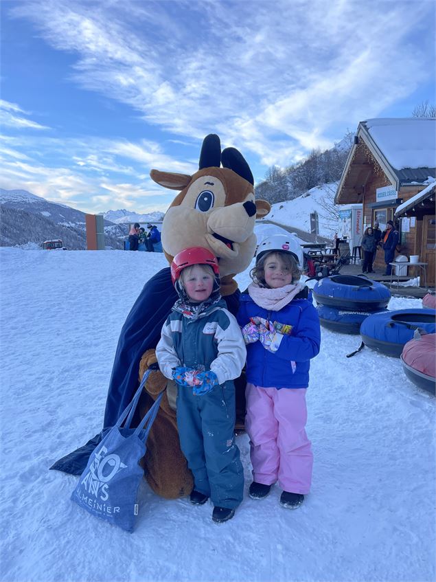 une mascotte qui prends une photo avec des enfans - OT - Valmeinier