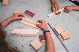 Atelier menuiserie partagé entre enfants et parents - Office de Tourisme Thônes Coeur des Vallées