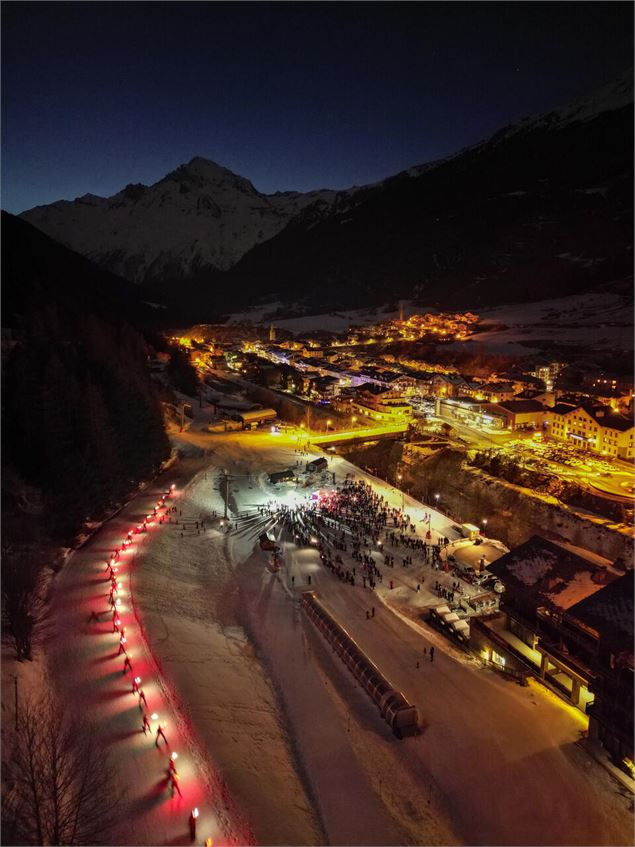 Descente aux flambeaux avec vue sur le village - R.Salles - OTHMV