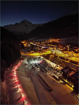 Descente aux flambeaux avec vue sur le village - R.Salles - OTHMV