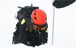 Pisteuse-secouriste cherchant dans la neige avec une sonde - OTHMV - G.Lavila