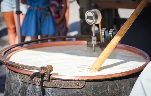 Fabrication de Beaufort en live_Hauteluce