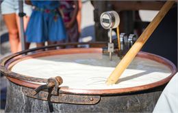 Fabrication de Beaufort en live_Hauteluce