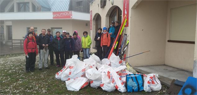 Les participants avec leur récolte - SEM DES BAUGES