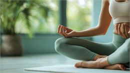 femme faisant du yoga - canva