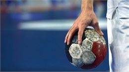 main avec ballon de hand - canva