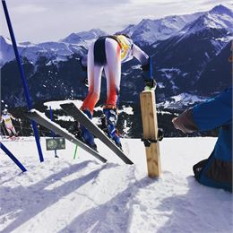 Un courreur sort du portillon de départ - Ski Club Aussois