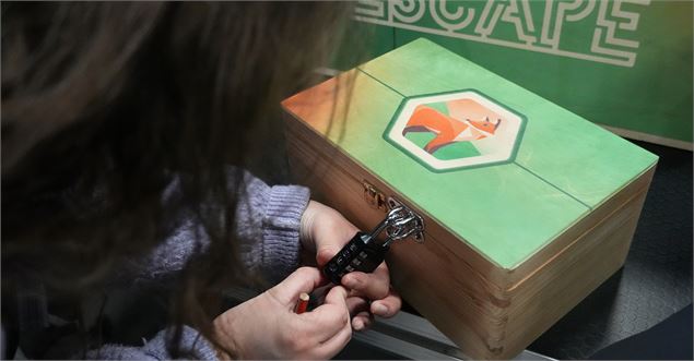 Une personne tente d'ouvrir le cadena d'une boute - La Turbine sciences