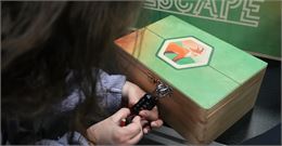 Une personne tente d'ouvrir le cadena d'une boute - La Turbine sciences