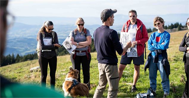 Un groupe de personne à l'extérieur - A haute voix