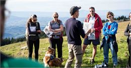 Un groupe de personne à l'extérieur - A haute voix