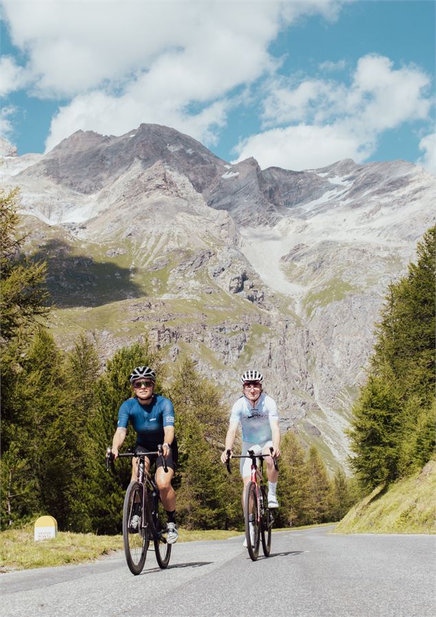 Montée du col de l'Iseran à vélo - Elisa Vercueil - Val d'Isère Tourisme