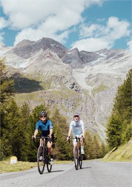 Montée du col de l'Iseran à vélo - Elisa Vercueil - Val d'Isère Tourisme
