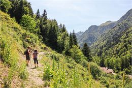 randonneurs sentier - Sarah Goudeau - Office de Tourisme Thônes Coeur des Vallées