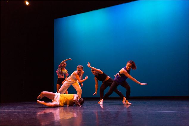 Des danseurs sur une scène - Ecole de musique et de danse de Thonon