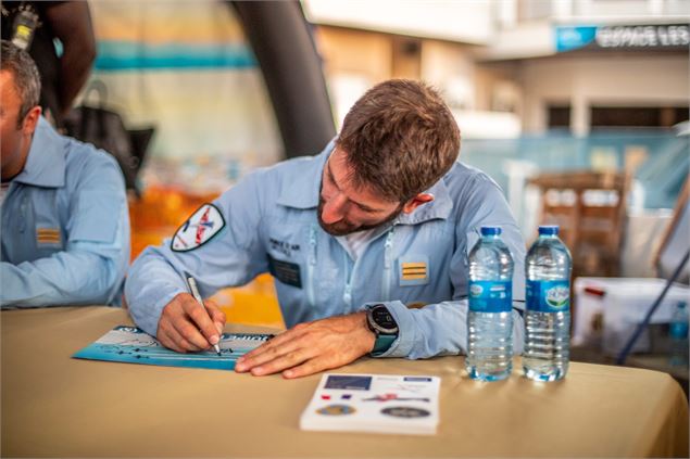 Un militaire penché sur un bureau - JyHell photographie