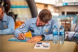 Un militaire penché sur un bureau - JyHell photographie