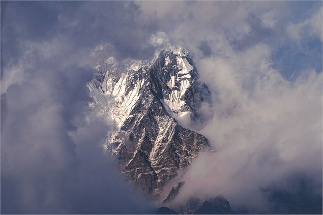 Vue aérienne de la montagne de l'Himalaya au-dessus des nuages - Image de wirestock sur Freepik