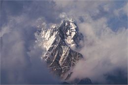 Vue aérienne de la montagne de l'Himalaya au-dessus des nuages - Image de wirestock sur Freepik