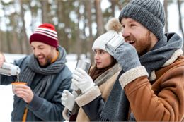 Vin chaud et ambiance course à la porte de Crolles_Le Revard - Freepik