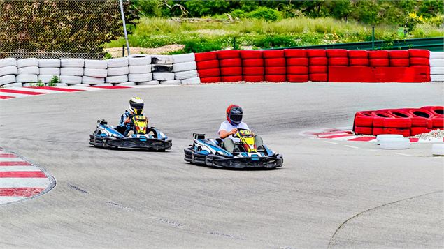 deux voitures de kart sur circuit - canva