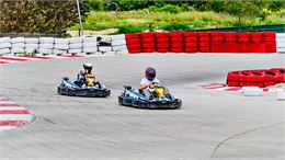 deux voitures de kart sur circuit - canva