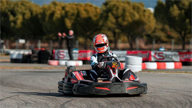 voiture kart sur circuit - canva
