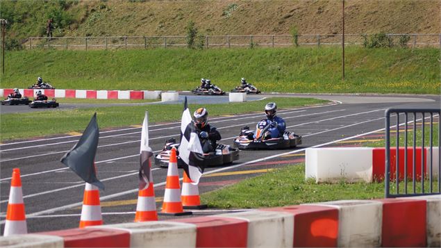 plusieurs karts sur le circuit - Gilles Lansard