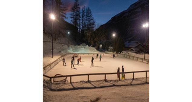 La patinoire de Bessans en soirée - B.Filliol - OTHMV