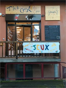 Fête d'anniversaire de Thé OK pour jouer?