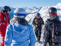 pisteur et skieurs en train de discuter - D. Cuvelier OTHMV